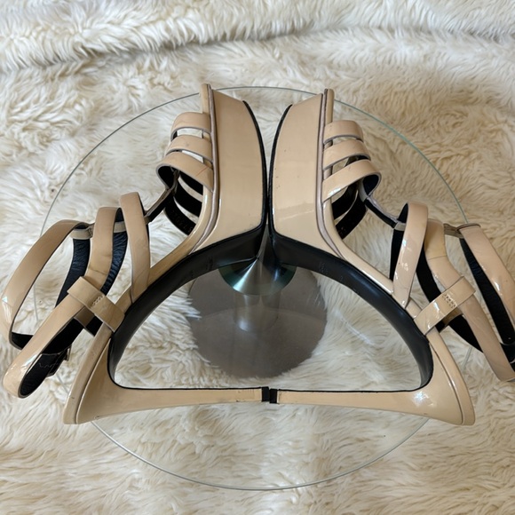 Saint Laurent Paris Bianca
Beige Patent Leather Sandals - Picture 4 of 12